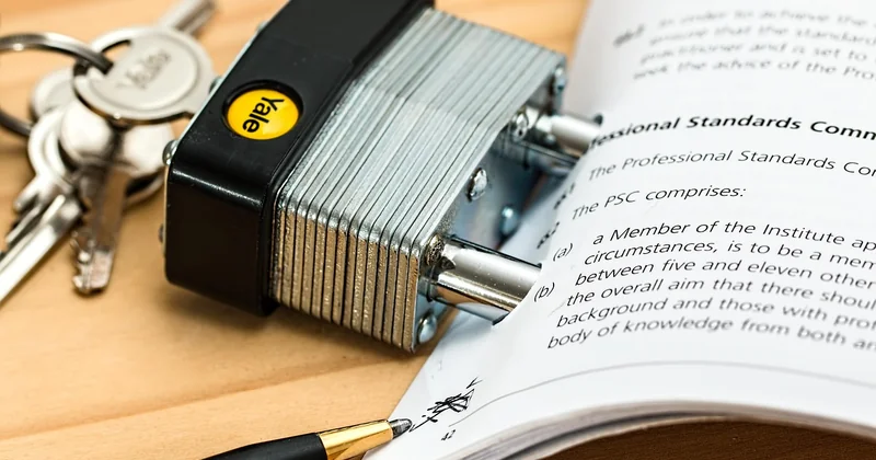 Frais et conditions : ce que les plaquettes ne disent pas en première page