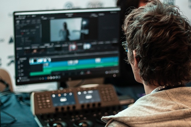 Combien gagne un monteur vidéo freelance en 2025 ?