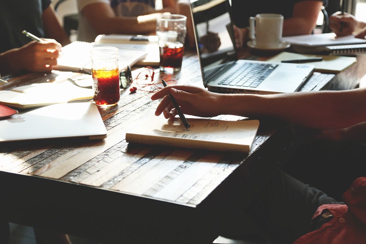 découvrez nos conseils pratiques pour organiser des réunions efficaces : préparation, gestion du temps et implication des participants pour des résultats optimaux.