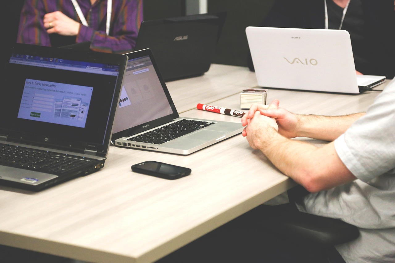 découvrez nos conseils pour organiser des réunions efficaces : préparez un ordre du jour clair, encouragez la participation et atteignez vos objectifs professionnels en optimisant le temps de vos collaborateurs.