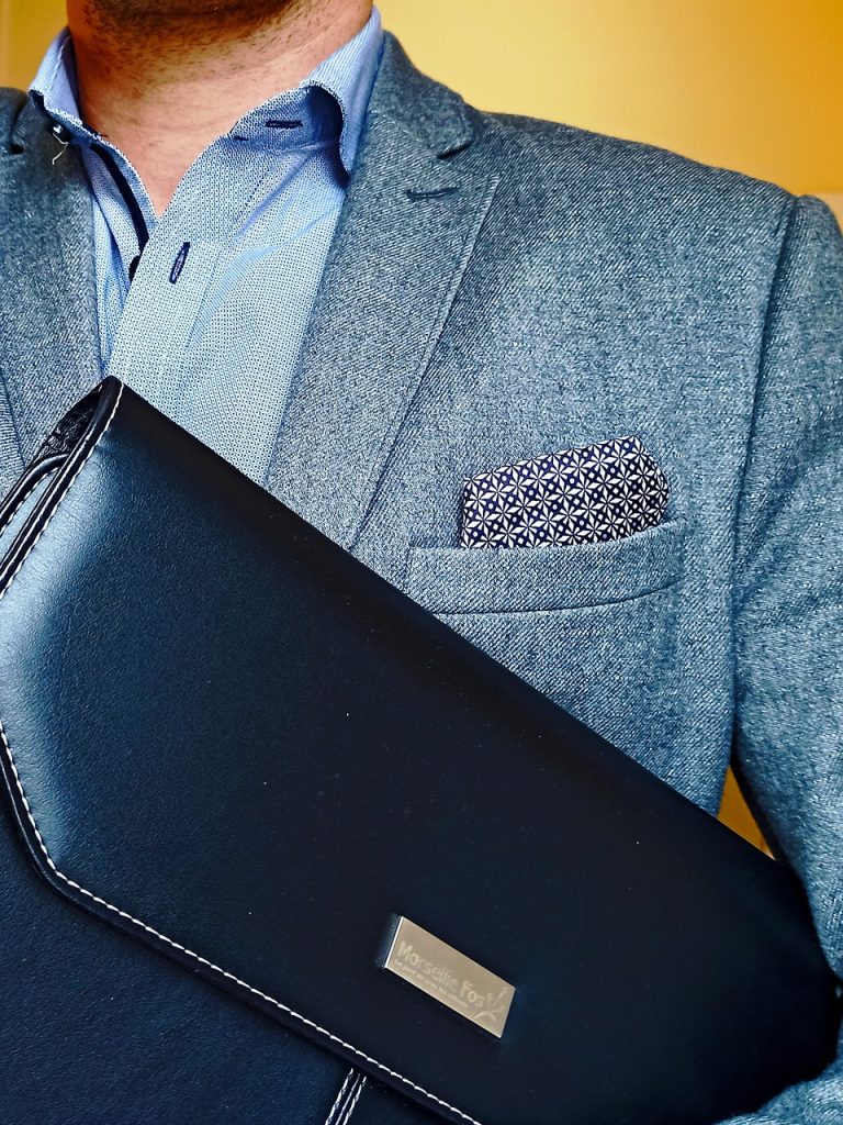 découvrez tout ce qu'il faut savoir sur les contrats de travail : types, clauses essentielles, droits et obligations pour employeurs et salariés. guide complet pour une relation de travail sécurisée.
